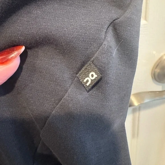 On Running Black Sleeveless Athletic Focus Crop Top Size XL - Picture 5 of 9